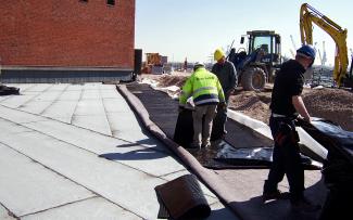 The system build-up “Driveway with Elastodrain®” is being installed