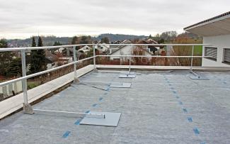 Flat roof with guardrail