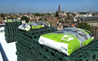 A tower crane was used to lift all the material onto the roof - from the retention spacers to the substrate, which was supplied in bags. © Mark Veldhuizen, De Enk Groen & Golf B.V. RSX 65 retention spacer elements ready to be installed on a roof