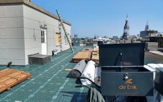 Site planning and logistics were managed wonderfully despite the narrow time frame. © Mark Veldhuizen, De Enk Groen & Golf B.V. RSX 65 retention spacer elements installed on a roof