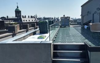 RSX 65 retention spacer elements were installed across the entire roof, regardless of the roof level. © Mark Veldhuizen, De Enk Groen & Golf B.V. RSX 65 retention spacer elements installed on a roof