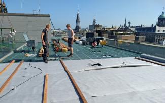 The retention spacers are covered entirely with the System Filter PV, followed by additional build-up for the plant and flooring areas. © Mark Veldhuizen, De Enk Groen & Golf B.V. RSX 65 retention spacer elements are being covered with the System Filter PV