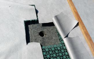 The ZinCo run-off limiter set was installed in the recessed area around the roof outlet to regulate the flow of water. © Mark Veldhuizen, De Enk Groen & Golf B.V. Recessed area around the roof outlet