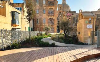 Roof garden with seating areas made of wooden planks