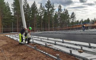 Substrate is being applied onto a roof